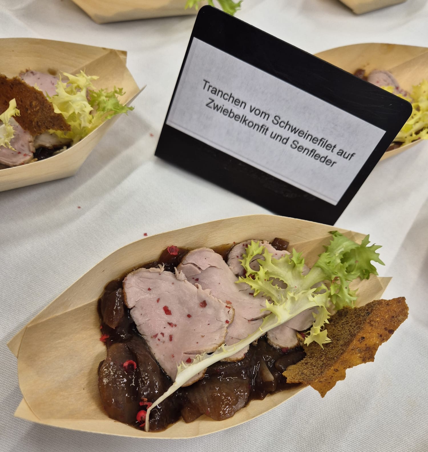 Fingerfood mit Mangosalat und Spießen