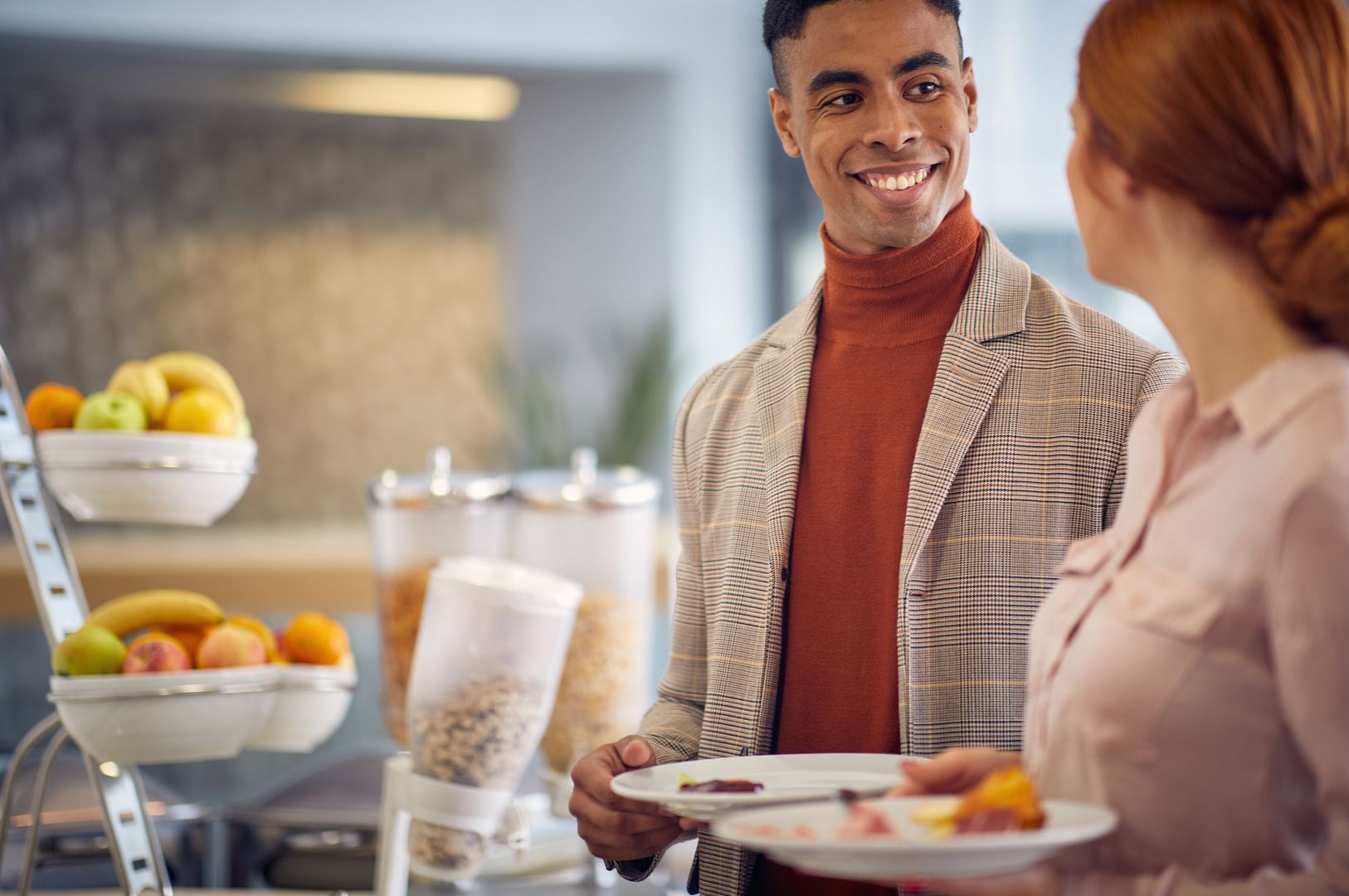 Arbeitskollegen unterhalten sich in der Kantine
